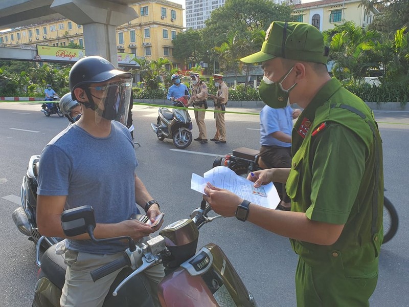 Công an Hà Nội lập 6 tổ đặc biệt, chuyên xử phạt người ra đường không cần thiết - ảnh 1