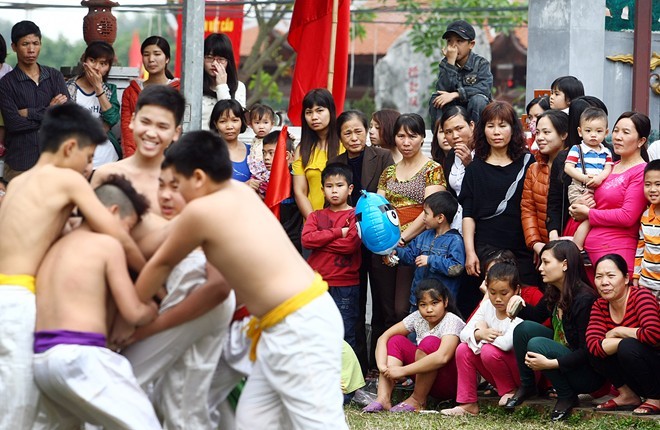 Trai Hà thành đổ máu vì chơi vật quả cầu son