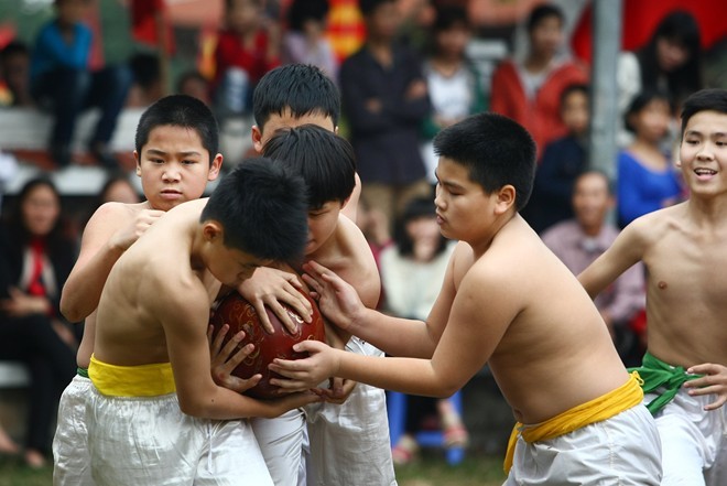 Trai Hà thành đổ máu vì chơi vật quả cầu son