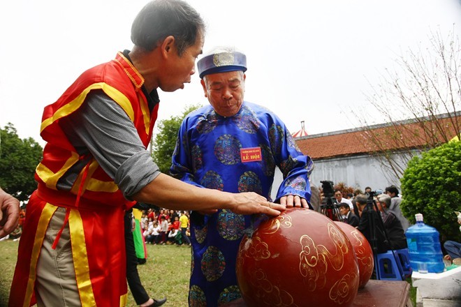 Trai Hà thành đổ máu vì chơi vật quả cầu son