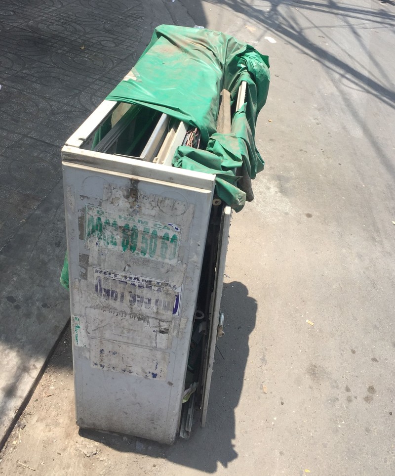 Tủ điện nằm dưới đường gây nguy hiểm cho người dân - ảnh 1