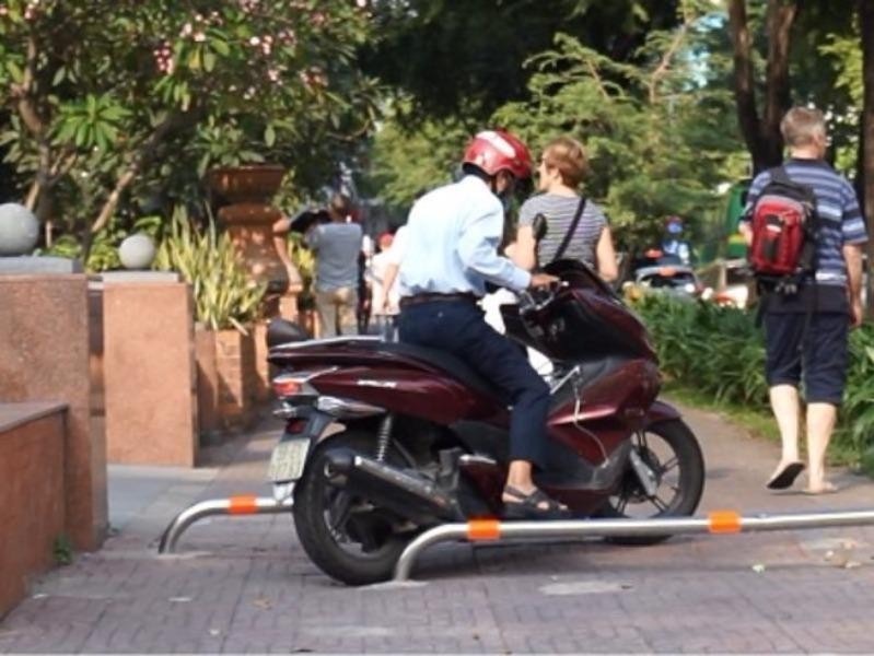 Điều khiển xe máy đi trên vỉa hè, bị phạt như thế nào? - ảnh 1