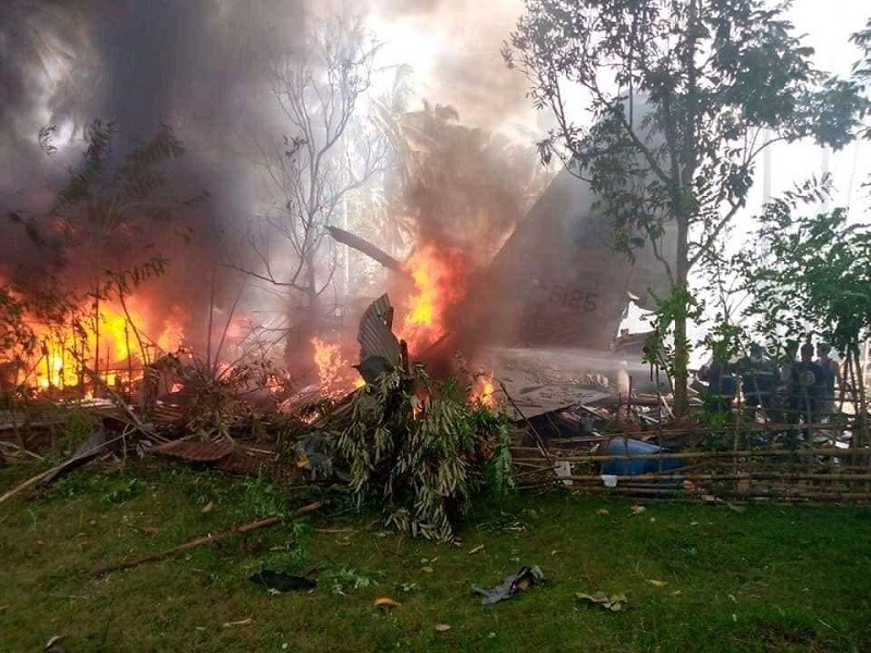 Philippines: Máy bay quân sự chở 92 người trượt đường băng, 45 người chết - ảnh 1