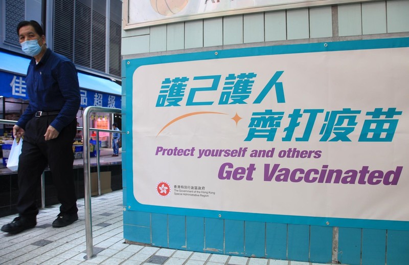 Hong Kong yêu cầu công chức chọn giữa vaccine và trả phí xét nghiệm COVID-19 - ảnh 1