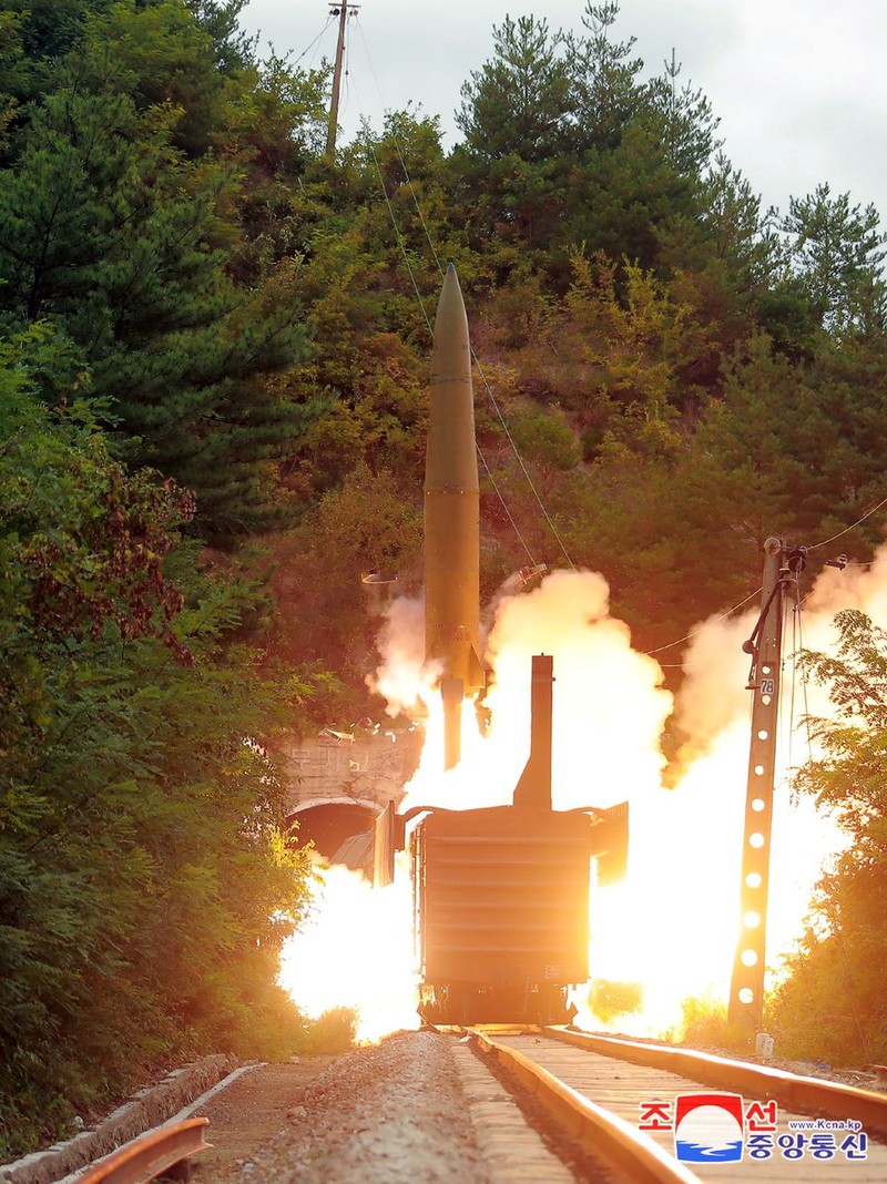 Ảnh: Triều Tiên thử nghiệm tên lửa phóng từ tàu hỏa - ảnh 2