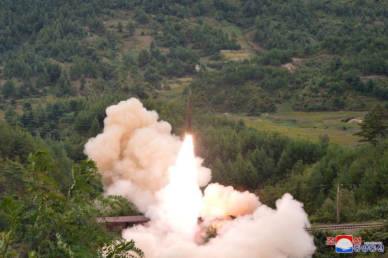 Ảnh: Triều Tiên thử nghiệm tên lửa phóng từ tàu hỏa - ảnh 4