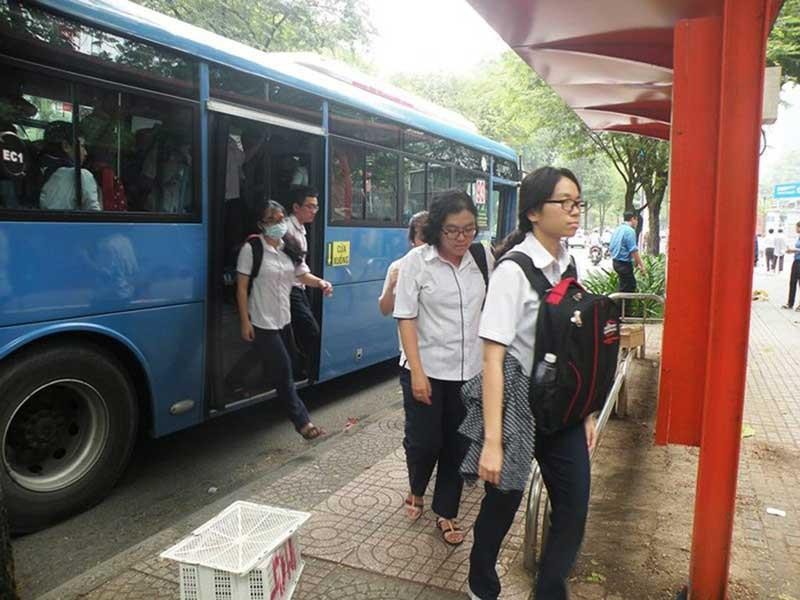 Xe%20buýt%20chưa%20dừng%20hẳn,%20tài%20xế%20có%20được%20hối%20khách%20xuống?%20%20%20-%20ảnh%201