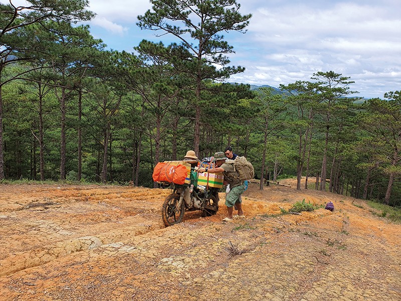 Trekking đi tìm món quà vô giá từ rừng - ảnh 3