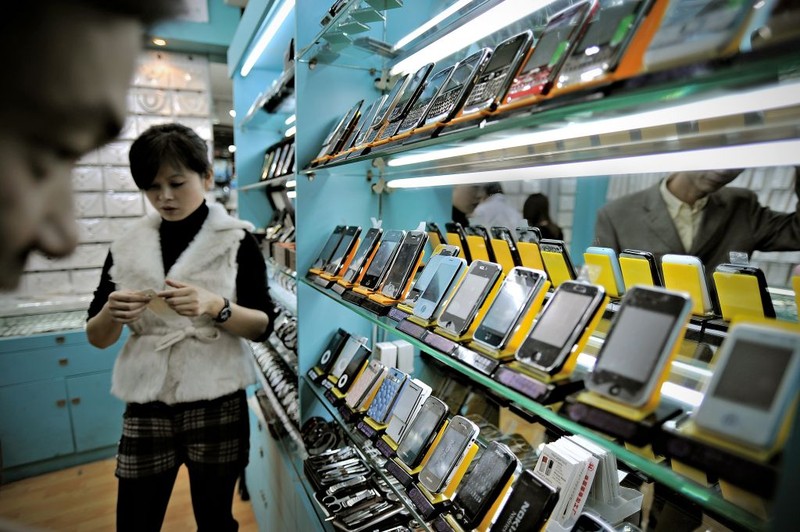 Trung Quốc phá đường dây 41.000 iPhone giả - ảnh 1