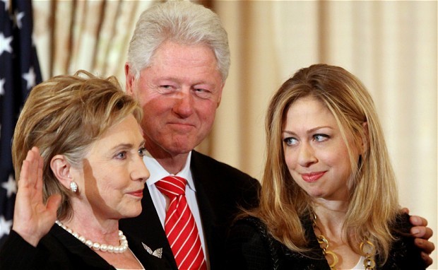 Bà Hillary từng hai lần từ chối lời cầu hôn của Bill Clinton - ảnh 1