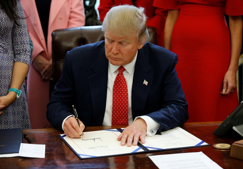 FBI tính thuê cựu điệp viên Anh điều tra ông Trump - ảnh 1