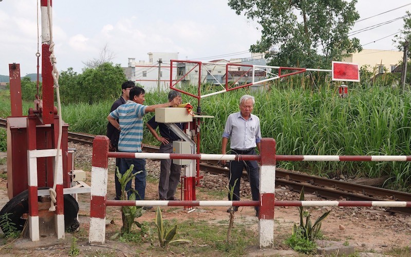 Chậm kéo gác chắn, 1 gia đình trên ô tô gặp nạn - ảnh 1