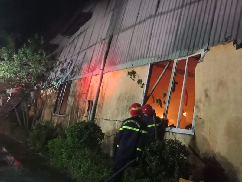 Cháy lớn tại 1 nhà kho ở Khu công nghiệp Phú Bài - ảnh 2
