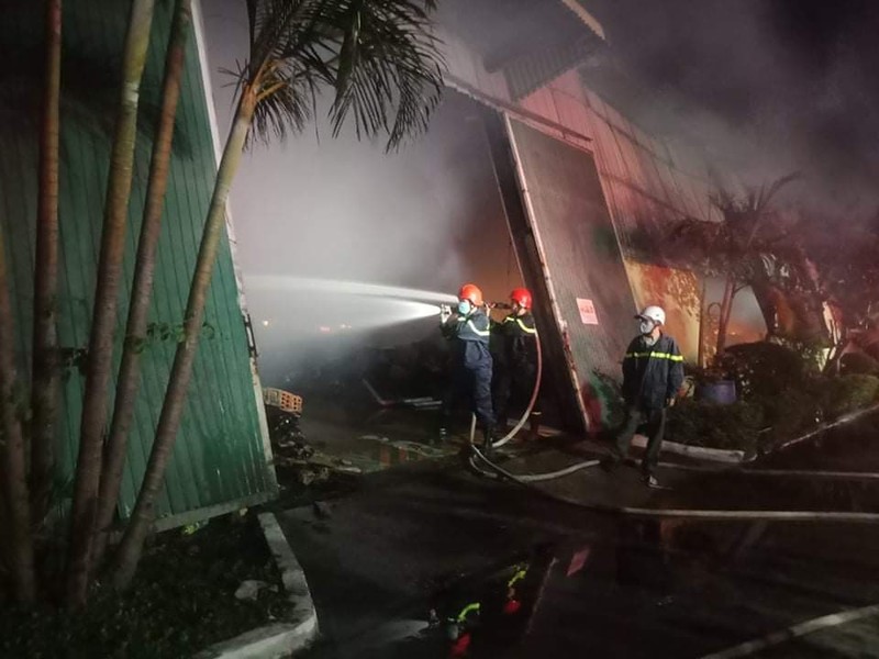 Cháy lớn tại 1 nhà kho ở Khu công nghiệp Phú Bài - ảnh 1