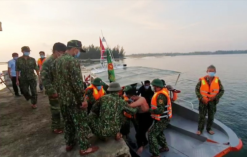 Quảng Nam: Tàu cá chở 3 ngư dân bị tàu hàng đâm chìm - ảnh 1