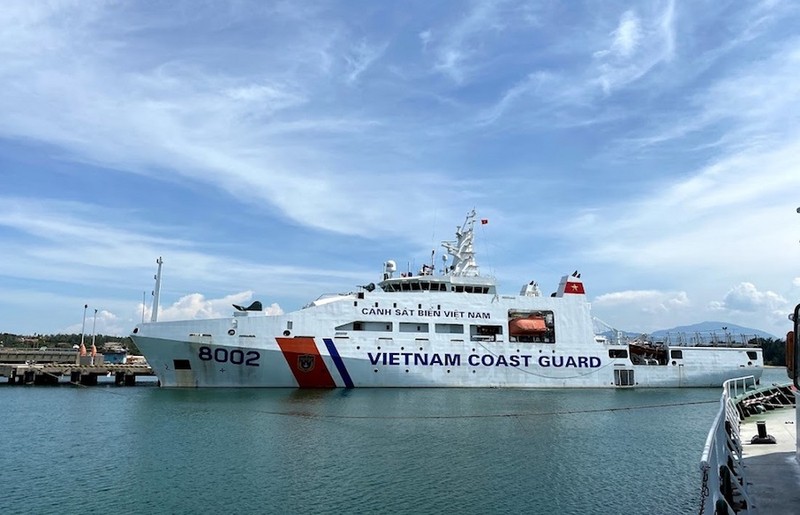 Tàu Cảnh sát biển 8002 cứu 18 người gặp nạn ở Quảng Ngãi trong bão số 5 - ảnh 2