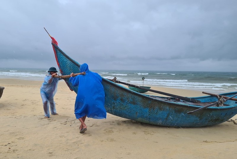 Ngư dân Quảng Nam đưa tàu thuyền lên bờ trước khi bão số 6 đổ vào - ảnh 1