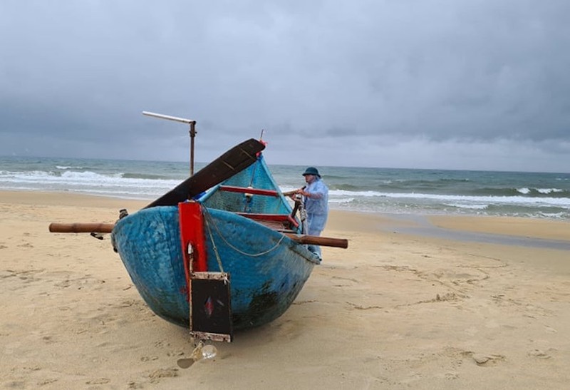 Ngư dân Quảng Nam đưa tàu thuyền lên bờ trước khi bão số 6 đổ vào - ảnh 3