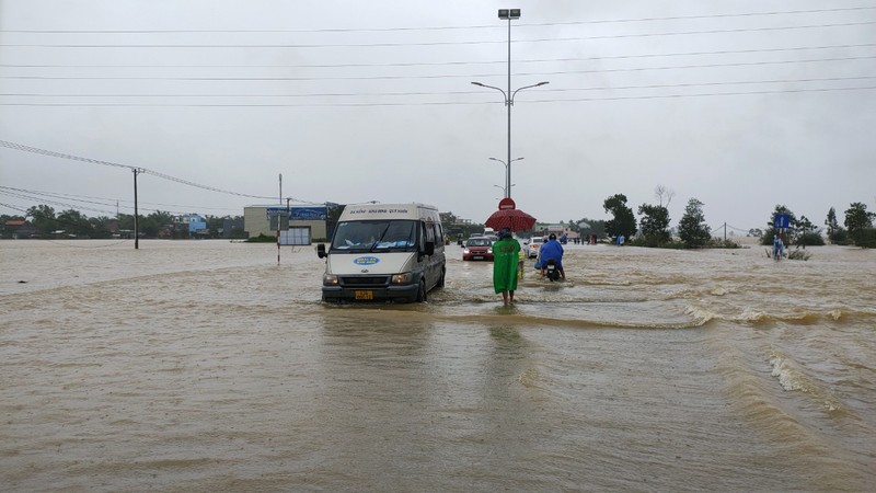 Mưa không ngớt, nhiều nơi Quảng Nam ngập sâu, nước tràn Quốc lộ 1A - ảnh 1