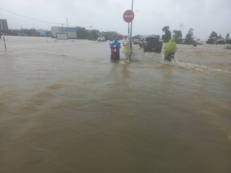 Mưa không ngớt, nhiều nơi Quảng Nam ngập sâu, nước tràn Quốc lộ 1A - ảnh 7