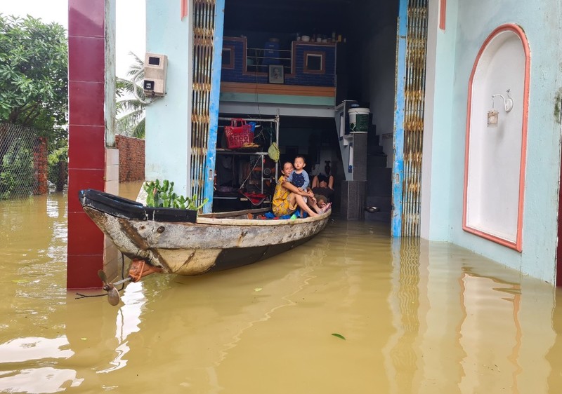 Quảng Nam:Hàng ngàn căn nhà bị ngập, sạt lở cao tốc Đà Nẵng - Quảng Ngãi - ảnh 6