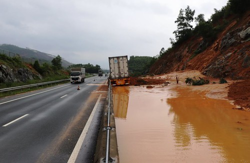 Quảng Nam:Hàng ngàn căn nhà bị ngập, sạt lở cao tốc Đà Nẵng - Quảng Ngãi - ảnh 10