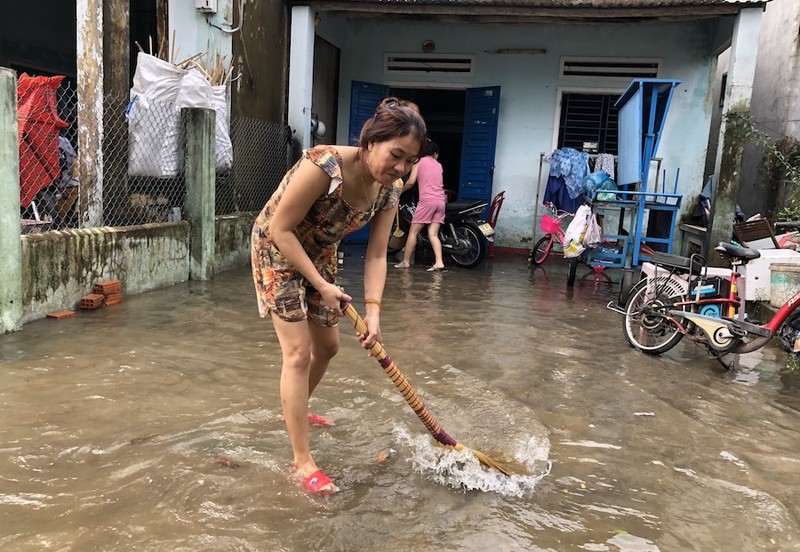 Lũ rút nhưng nhiều tuyến đường ở Quảng Nam còn ngập đến nửa mét - ảnh 3