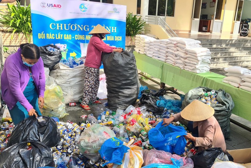 Hàng trăm người háo hức mang rác thải đi đổi gạo - ảnh 1