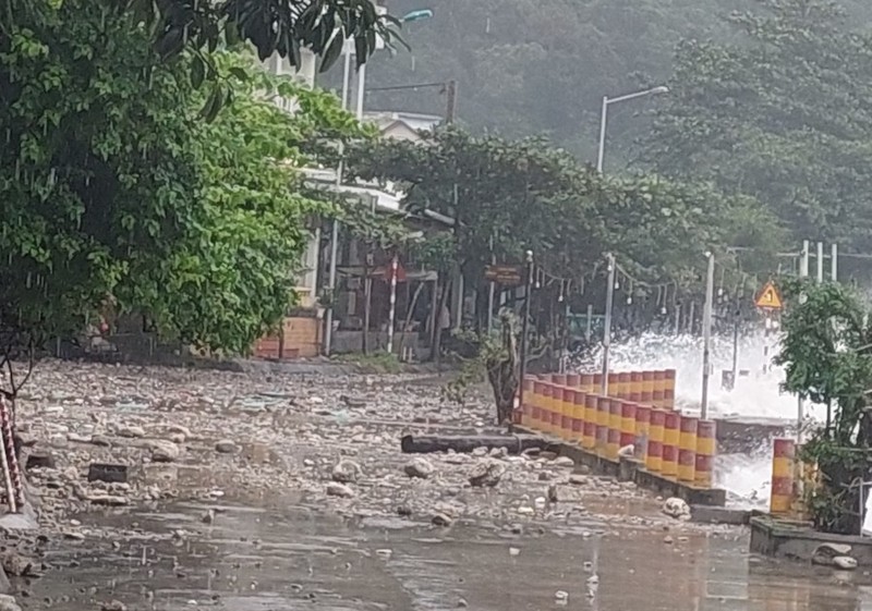 Lý Sơn có gió giật cấp 9, tàu thả neo giữa ‘eo bão’ - ảnh 2