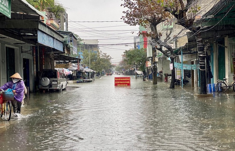 Mưa lớn, hồ Phú Ninh xả lũ, người dân TP Tam Kỳ bì bõm lội nước - ảnh 5