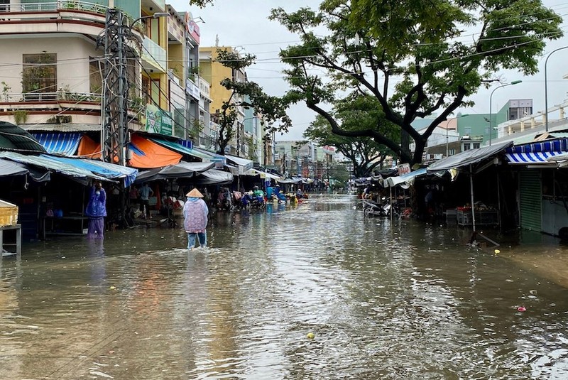 Mưa lớn, hồ Phú Ninh xả lũ, người dân TP Tam Kỳ bì bõm lội nước - ảnh 6