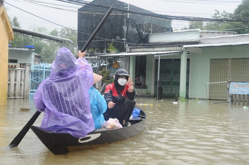 Mưa lớn, hồ Phú Ninh xả lũ, người dân TP Tam Kỳ bì bõm lội nước - ảnh 2