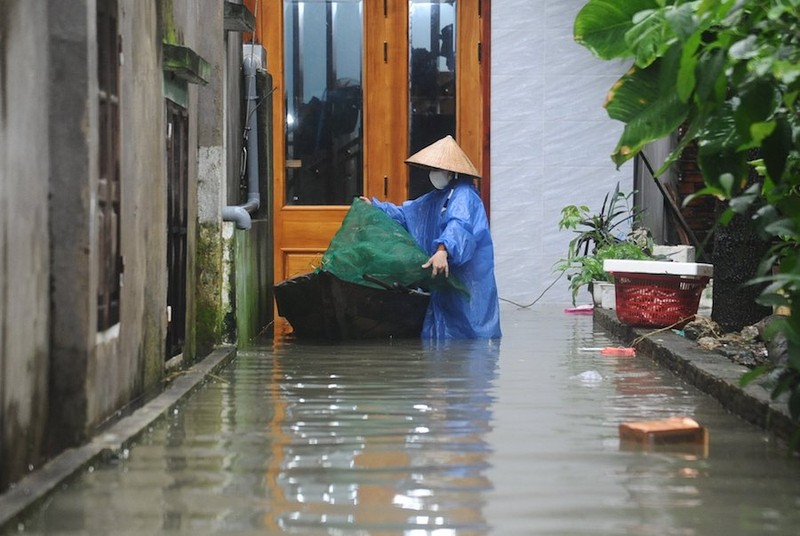 Mưa lớn, hồ Phú Ninh xả lũ, người dân TP Tam Kỳ bì bõm lội nước - ảnh 3