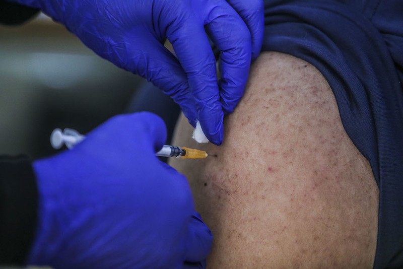 Úc: Không tiêm vaccine tăng 16 lần nguy cơ tử vong vì COVID-19 - ảnh 1