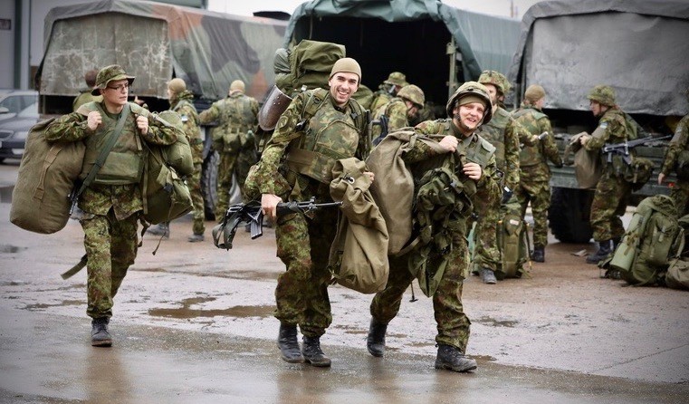 Estonia tập trận chớp nhoáng, lắp hàng rào thép gai dọc biên giới với Nga - ảnh 1