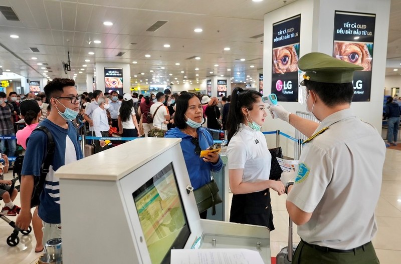 'Giải cứu' tạm thời ùn tắc tại sân bay Tân Sơn Nhất - ảnh 2