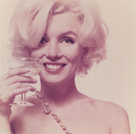 Mái tóc vàng, bờ môi gợi cảm và nốt ruồi kiêu hãnh đã làm nên thương hiệu Marilyn Monroe.