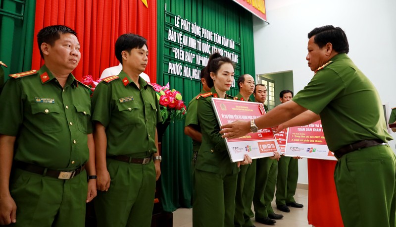 Camera ghi cảnh trộm lấy điện thoại khi gia đình đang xem tivi - ảnh 1