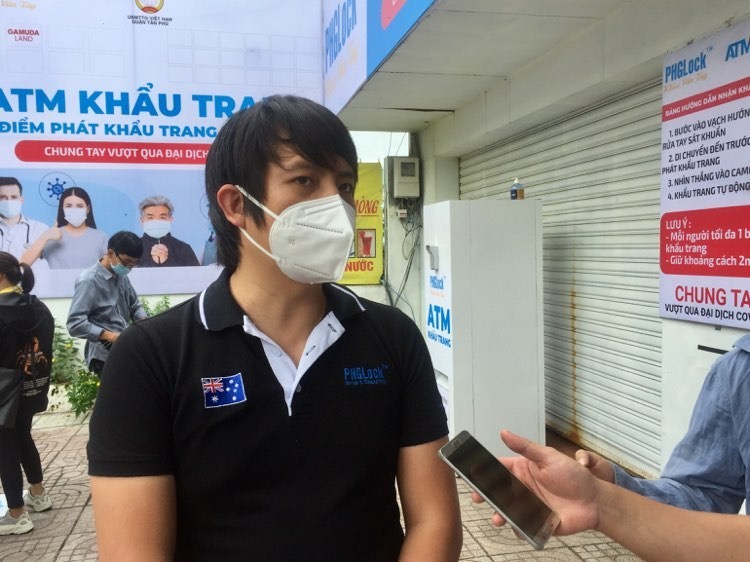 Người dân vui vẻ cảm ơn cha đẻ cây ATM khẩu trang - ảnh 3