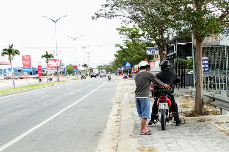 Đi xe máy về quê ăn Tết: gian nan mà vui như 'phượt' - ảnh 1