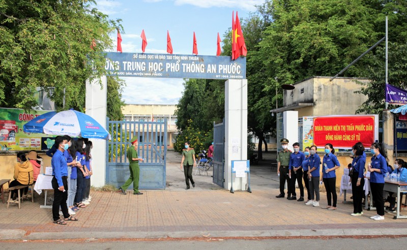 Ninh Thuận: 1 thí sinh phải đi viện kiểm tra sức khỏe ngay lúc phát đề thi  - ảnh 1