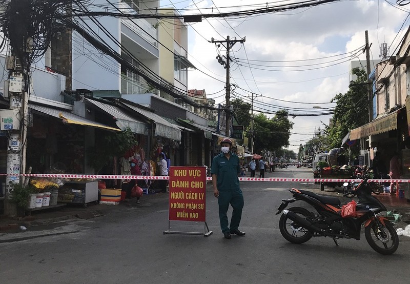 TP Thủ Đức: Phong tỏa đoạn đường trước cửa hàng Bách Hóa Xanh - ảnh 1