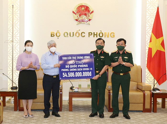 MTTQ Việt Nam tặng Bộ Quốc phòng hơn 54,5 tỉ để chống dịch - ảnh 1