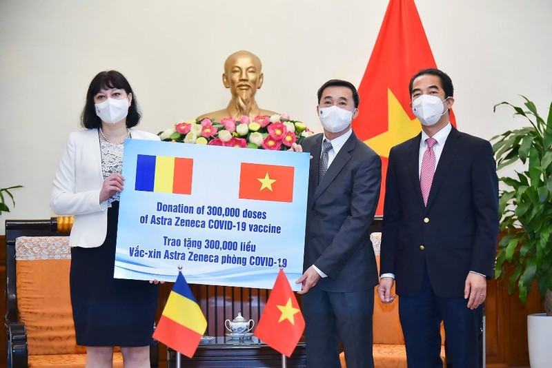 Rumani bàn giao 300 nghìn liều vaccine ngừa COVID-19 tặng Việt Nam - ảnh 1