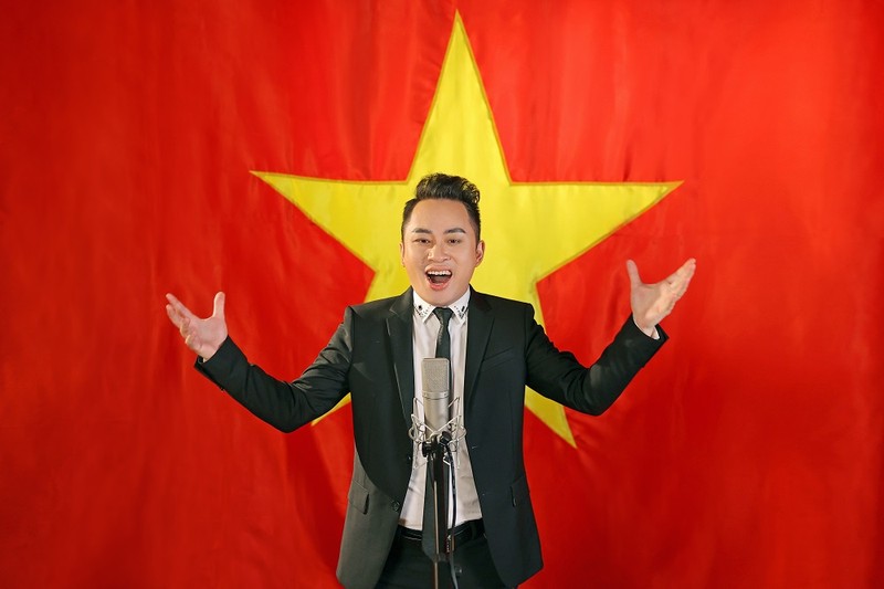 Ca sĩ Tùng Dương tung MV hát Quốc ca nhân ngày Giải phóng Thủ đô 10-10 - ảnh 1