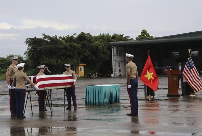 Việt Nam bàn giao 2 bộ hài cốt quân nhân Mỹ mất tích trong chiến tranh - ảnh 1