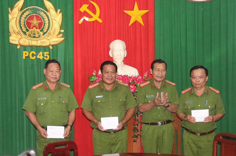 Phá vụ cướp ngân hàng, 3 tập thể được thưởng nóng - ảnh 1