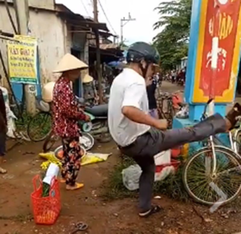 Công an xã đá bay thau hàng của dân khi dẹp lề đường - ảnh 1