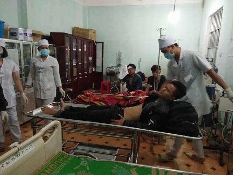 Lật xe khách trên đèo Lò Xo, 20 người thương vong - ảnh 1