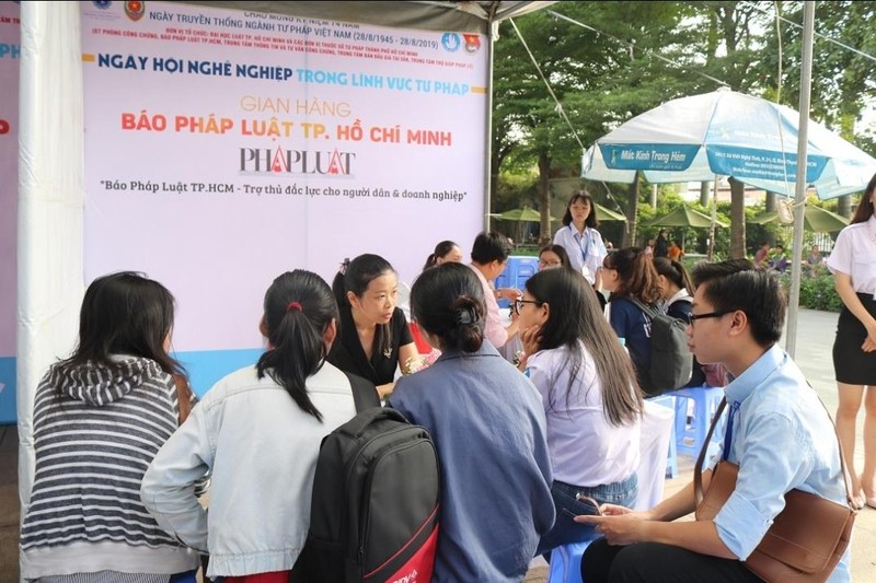 Sinh viên luật hào hứng tham gia ngày hội hướng nghiệp - ảnh 4